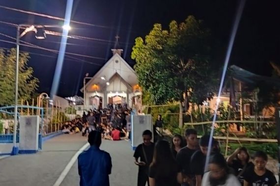 Peziarah Padati Lokasi Prosesi Semana Santa di Larantuka - JPNN.COM