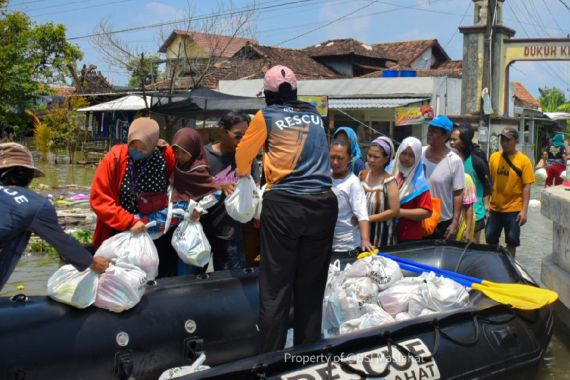 BSI Maslahat Salurkan Bantuan Bagi Penyintas Banjir Demak & Kudus - JPNN.COM