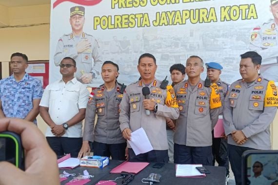 Bawa Senjata Api, Warga PNG Ditangkap di Pasar Central Jayapura - JPNN.COM