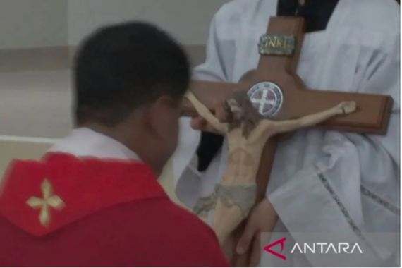 Umat Katolik di Belitung Lakukan Prosesi Penghormatan Salib saat Peringati Jumat Agung - JPNN.COM