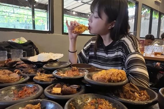 Jadi Pilihan Food Vlogger Korea Mukbang, Langkah Awal Sambal Bakar Indonesia Go Internasional - JPNN.COM
