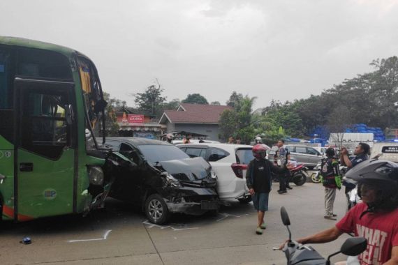 Cerita Andi Mobilnya Ditabrak Truk di Jalan Transyogi Cibubur-Bogor - JPNN.COM