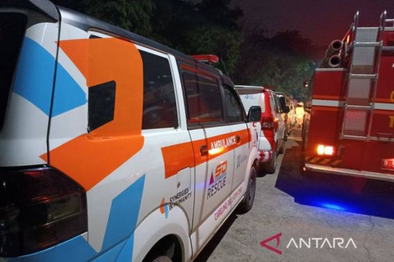 Kebakaran Gudang Peluru di Bogor, Puluhan Ambulans Siaga - JPNN.COM