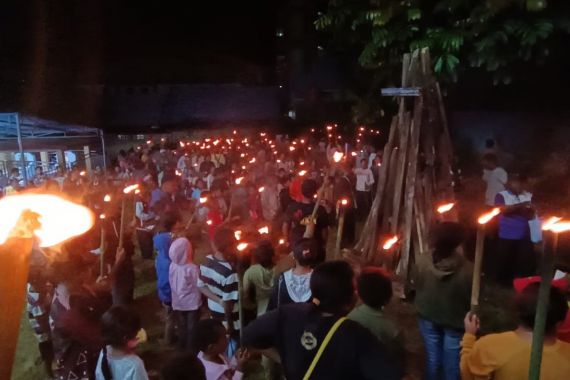Ribuan Umat Kristiani di Jayapura Gelar Pawai Obor Paskah - JPNN.COM