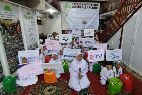 FJB Berbagi Berkah Ramadan Bersama Ratusan Anak Yatim Piatu - JPNN.COM
