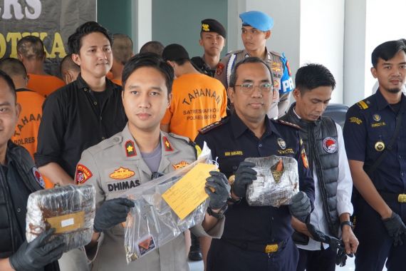 Bea Cukai dan Polres Bogor Gagalkan Pengiriman Paket Ganja dari Aceh, Begini Kronologinya - JPNN.COM