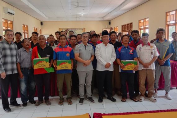 Honorer Penjaga Sekolah Dapat Bingkisan Lebaran dari Pramuka, Tunggu Diangkat ASN - JPNN.COM