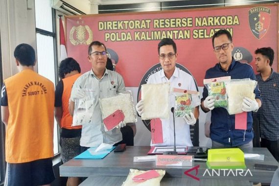 Polda Kalsel Gagalkan Peredaran 4,8 Kg Sabu-Sabu Jaringan Malaysia, 4 Orang Ditangkap - JPNN.COM
