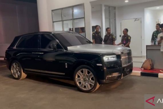 2 Mobil Mewah Ini Disita Kejagung dari Rumah Harvey Moeis dan Sandra Dewi - JPNN.COM