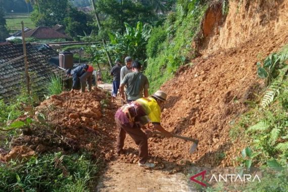 BPBD Cianjur: 4 KK Mengungsi Akibat Longsor - JPNN.COM