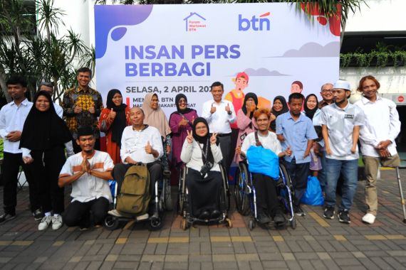 BTN Bersama Insan Pers Bagikan Ratusan Paket Sembako di Jabodetabek - JPNN.COM