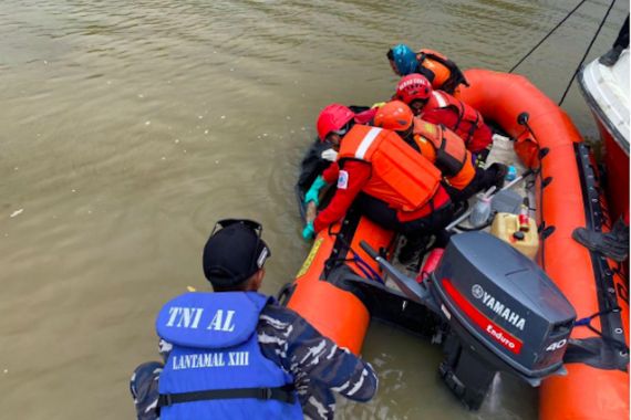 TNI AL Mengevakuasi Korban Tenggelam di Berau Kaltim - JPNN.COM