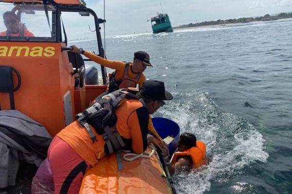 KM Naga Mas Perkasa 58 Kandas di Perairan Jungut Batu Lembongan, Seluruh Awak Kapal Selamat - JPNN.COM