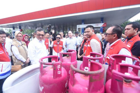 Menteri ESDM Arifin Tasrif Tinjau Kesiapan Pertamina Surabaya dalam Hadapi Libur Idulfitri - JPNN.COM