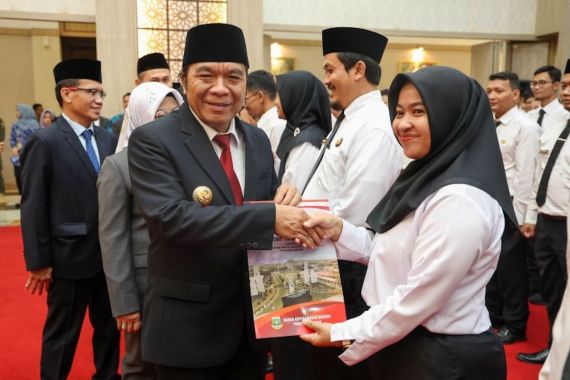 Serahkan SK PPPK Bagi 489 Guru di Banten, Al Muktabar Sampaikan Pesan Ini - JPNN.COM