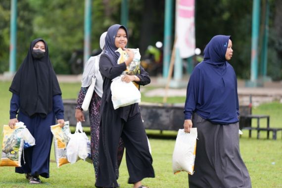 Gelar Pasar Murah Menjelang Akhir Ramadan, SIG Salurkan 6.000 Paket Sembako di Area Operasi - JPNN.COM