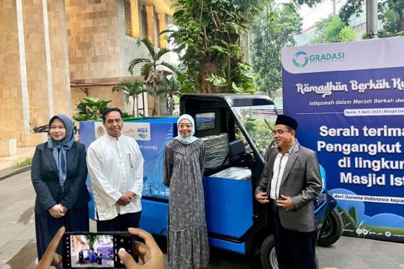 Dukung Program Sedekah Sampah bersama Masjid Istiqlal, AQUA Beri Bantuan Mobil Pengangkut Sampah - JPNN.COM