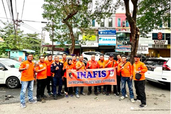 Inafis Polrestabes Surabaya Berbagi Takjil Kepada Masyarakat - JPNN.COM
