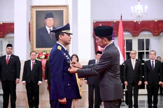 Presiden Jokowi Lantik Marsma Tonny Sebagai KSAU - JPNN.COM