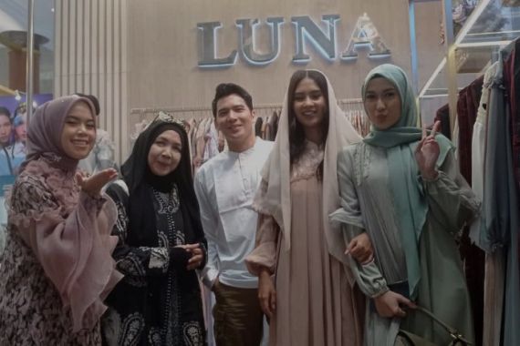 Ridho Ilahi Berburu Baju Lebaran untuk Ibunda Jelang Hari Raya Idulfitri - JPNN.COM