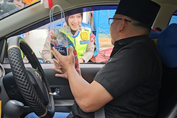 Kala 3 Polwan Cantik dari Polda Banten Menghibur Pemudik di Merak - JPNN.COM