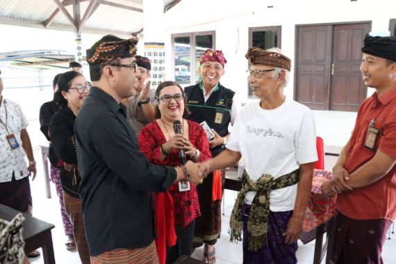 Wali Kota Denpasar Berikan Program Jaminan Sosial & Alat Bantu Dengar Buat Nelayan - JPNN.COM