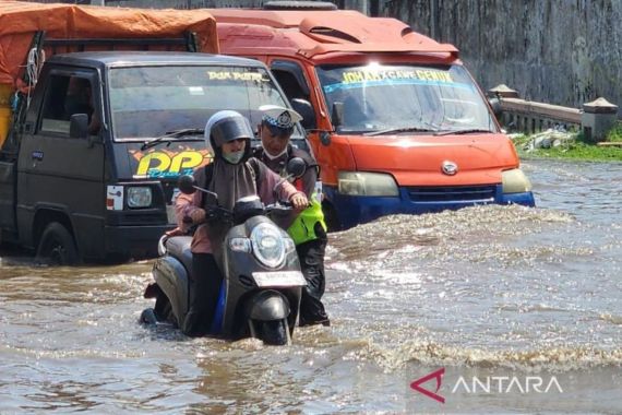 Arus Mudik di Jalur Pantura Kaligawe Semarang Terganggu Banjir - JPNN.COM