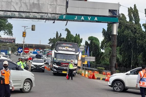 Mengurai Kemacetan Menuju Pelabuhan Merak, Polisi Terapkan Delay System - JPNN.COM