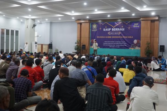 Keluarga Alumni Universitas Pancasila Berbagi Berkah Ramadan, Bagikan Paket Sembako Menjelang Lebaran - JPNN.COM