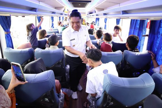 Pj Gubernur Al Muktabar Lepas Keberangkatan 22 Bus Program Mudik Gratis Pemprov Banten - JPNN.COM