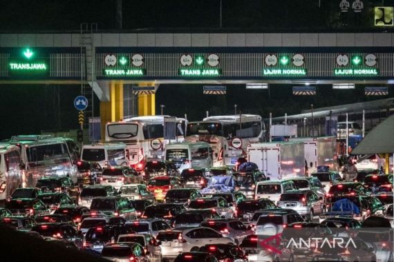 328 Ribu Kendaraan Tinggalkan Jakarta lewat GT Cikampek Utama - JPNN.COM