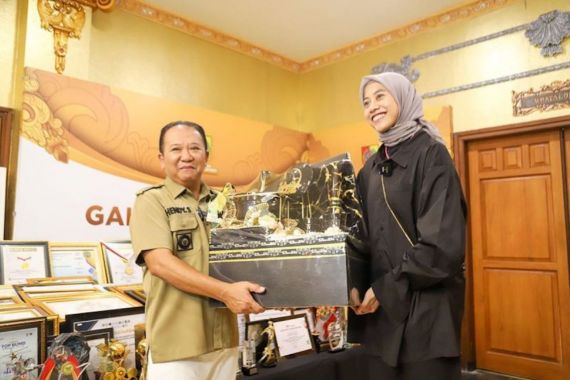 Mudik ke Jember, Atlet Voli Megawati Disambut Bupati Hendy - JPNN.COM