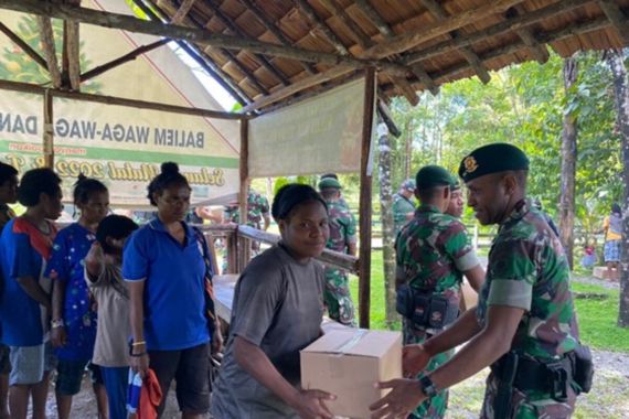 Ingin TNI Manunggal dengan Rakyat Papua, Komando Operasi Habema Bagikan Sembako di Mimika - JPNN.COM