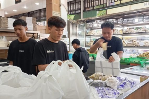 Penjual Pempek di Palembang Raup Berkah Mudik Lebaran, Banyak Pesanan Untuk Oleh-Oleh - JPNN.COM