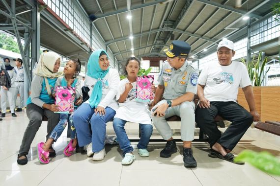 Jasa Raharja Berangkatkan Disabilitas Mudik Gratis Naik Kereta Api dari Stasiun Senen - JPNN.COM