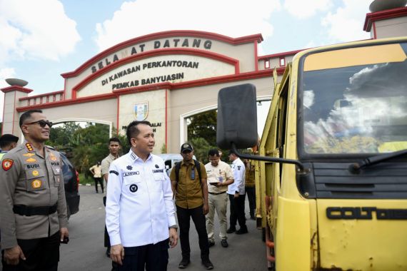 Tegas, Pj Gubernur Agus Fatoni Setop Truk Penyebab Kemacetan di Jalan Palembang-Betung - JPNN.COM