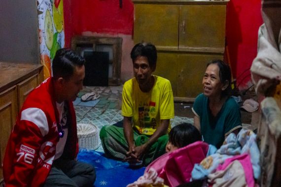 Warga Bogor Kaget & Terharu Didatangi Sendi Fardiansyah Sespri Bu Iriana di Malam Takbiran - JPNN.COM
