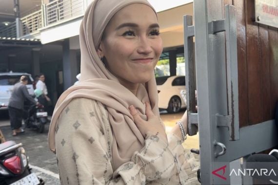 Cerita Ayu Ting Ting yang Nyaris Telat Melaksanakan Salat Id - JPNN.COM