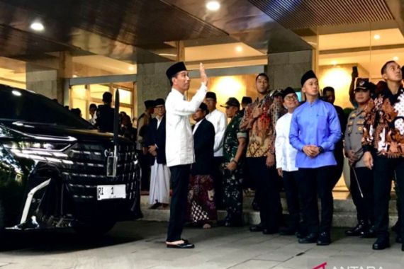 Langkah Jokowi Terhenti saat Hendak Meninggalkan Masjid Istiqlal, Ternyata.. - JPNN.COM