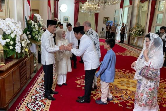 Seusai Salat Idulfitri, Presiden Jokowi Sambut Para Tamu Peserta Open House di Istana - JPNN.COM