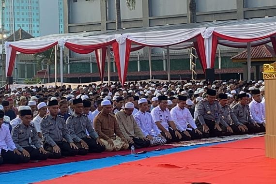Ribuan Napi Lapas Narkotika Jakarta Ikuti Salat Idulfitri Bersama Pejabat Kemenkumham - JPNN.COM
