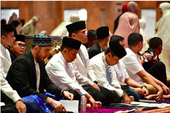 KSAL Laksamana Muhammad Ali Laksanakan Salat Idulfitri Bersama Presiden Jokowi di Masjid Istiqlal - JPNN.COM