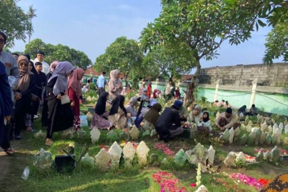 Umat Muslim di Bali Padati Pemakaman Wanasari Denpasar - JPNN.COM