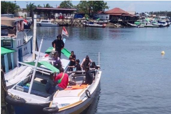 TNI AL Bersama Tim SAR Gabungan Mengevakuasi Korban Tenggelam - JPNN.COM