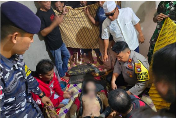 TNI AL Mengevakuasi Korban Tenggelam di Laut Tanjung Ambat - JPNN.COM