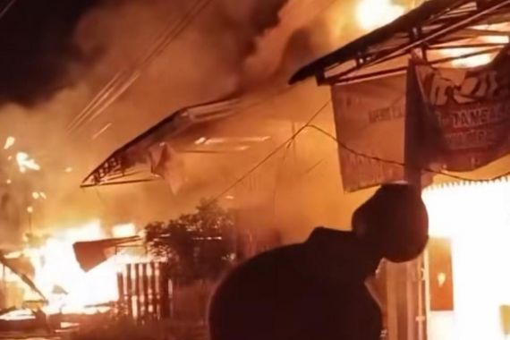 Kebakaran Besar Melanda Pasar Baru Ujung Batu, 14 Kios dan 3 Ruko Hangus - JPNN.COM