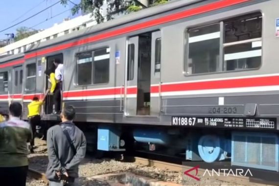 KRL Anjlok di Depan WTC Mangga Dua, KAI Commuter Rekayasa Operasi Perjalanan Kereta - JPNN.COM