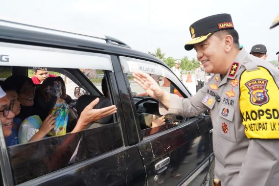 Pemudik kepada Irjen Iqbal: Alhamdulillah Pak Jenderal, Kami Aman Semua - JPNN.COM