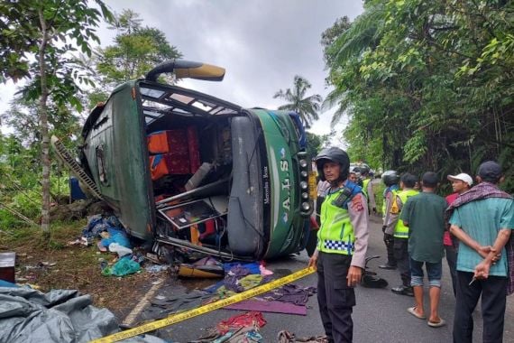 Bus ALS Terguling di Jalan Lintas Bukittinggi-Padang, 1 Penumpang Meninggal Dunia - JPNN.COM