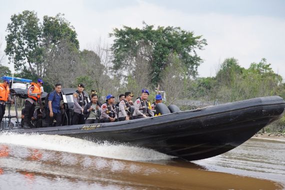Layani Masyarakat, Jenderal Bintang Dua Ini Ikut Jaga Langsung Perairan Riau Saat Arus Balik - JPNN.COM